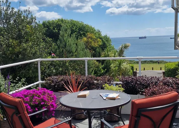 Blue Hills Luxury Apartment, Bay Front With Parking